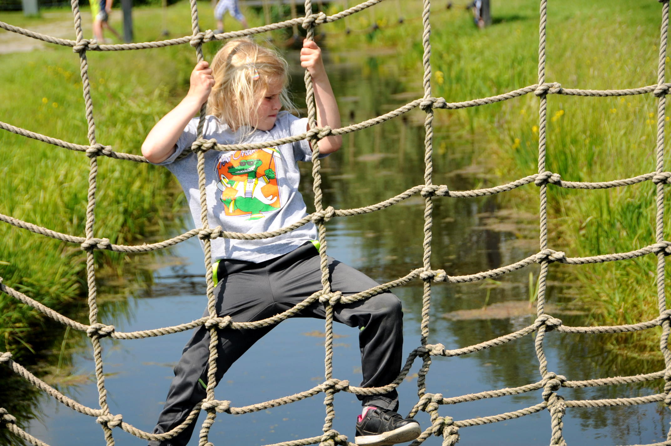 meisje op de nettenbrug