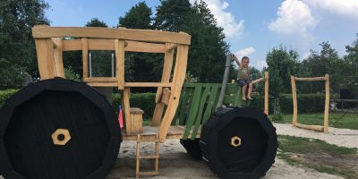 Speeltuin tractor met kind