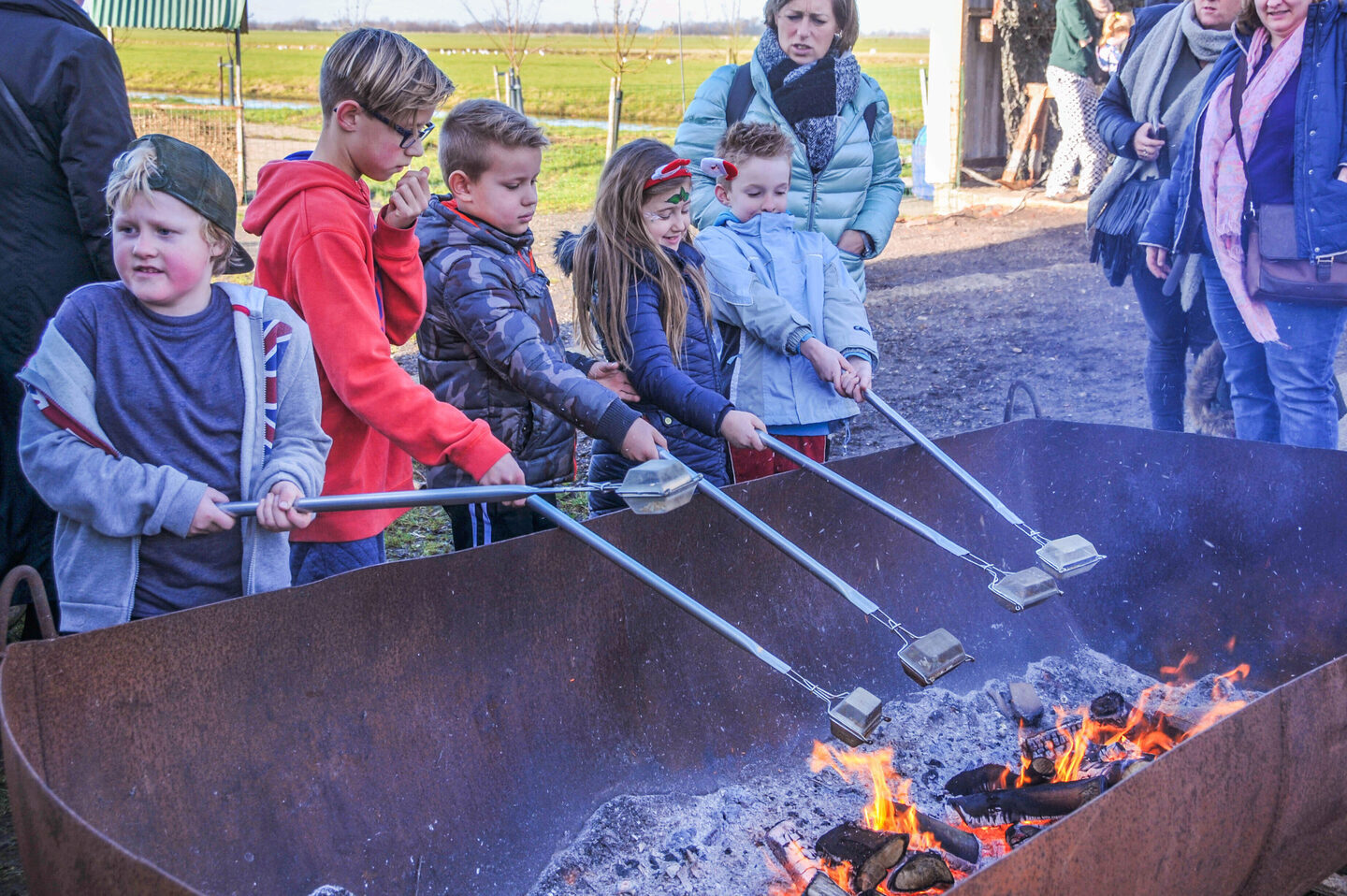 Kinderen bij het kampvuur | Boerderij De Boerinn