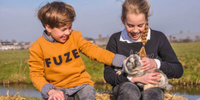 Dieren knuffelen op Camping De Boerinn