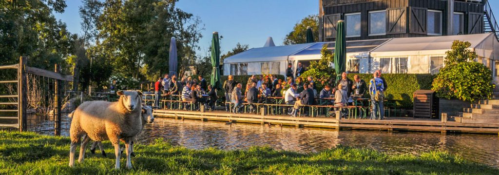 Aanzicht barbecue met een schaap bij Boerderij De Boerinn